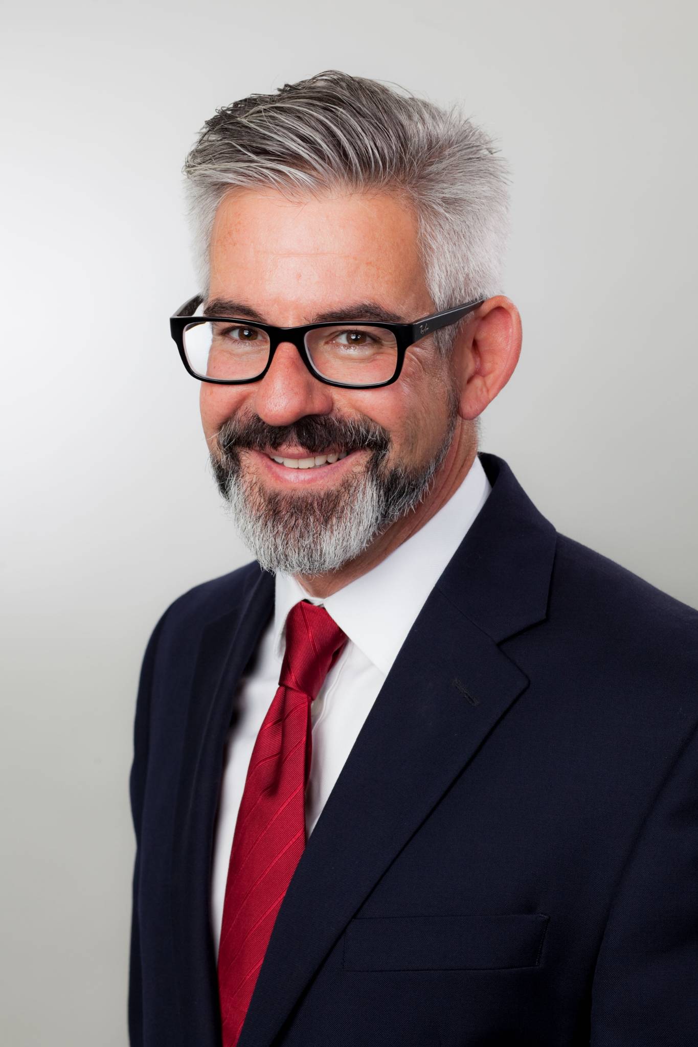 Anwal Bart und Brille lächelnd