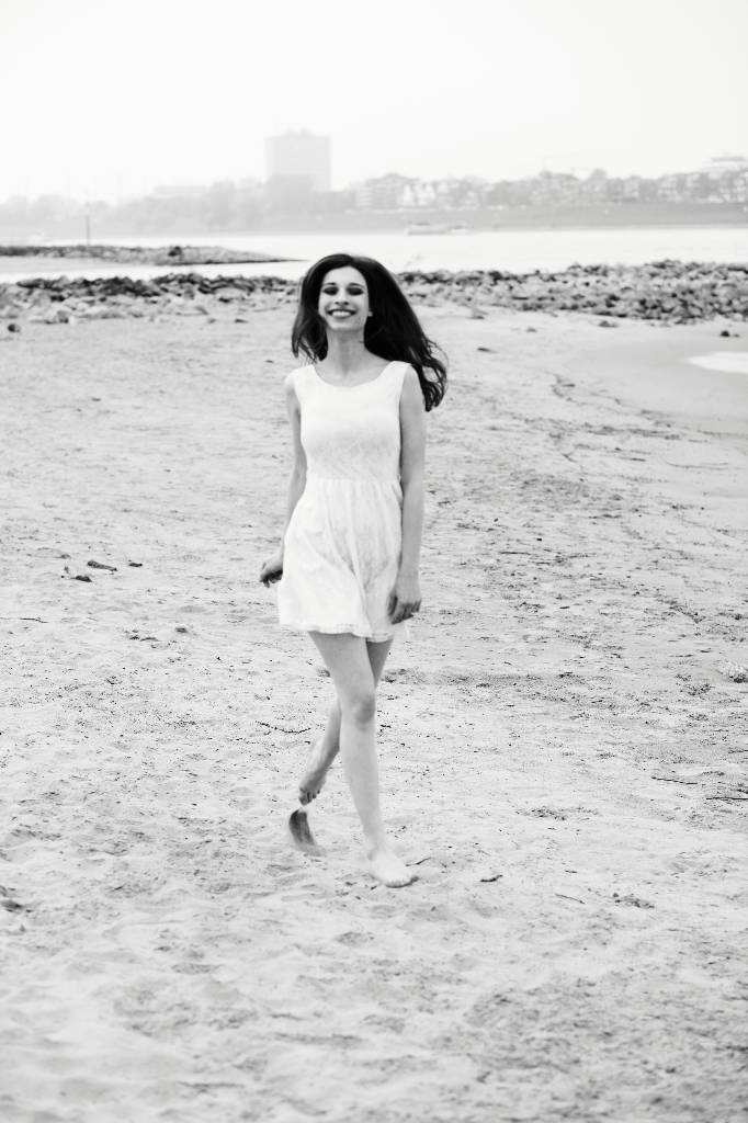 Frau laufend am Strand