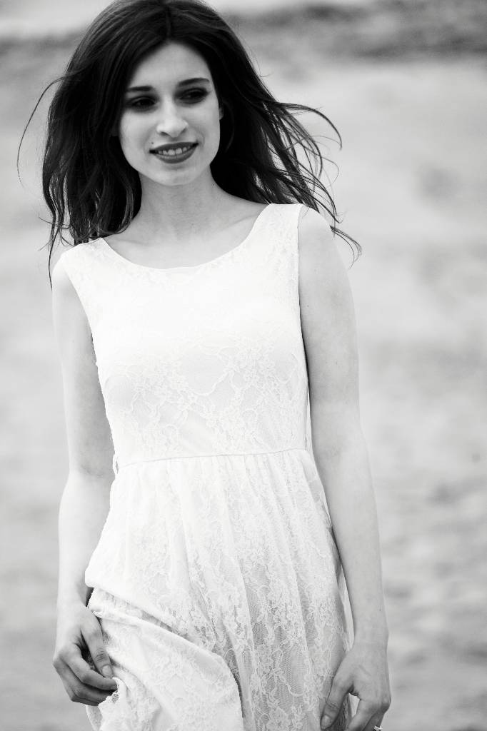 Frau gehend am Strand