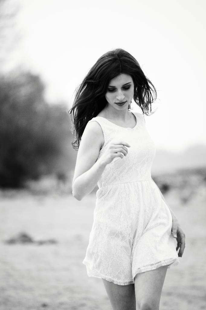 Model mit wehendem Haar, Strand