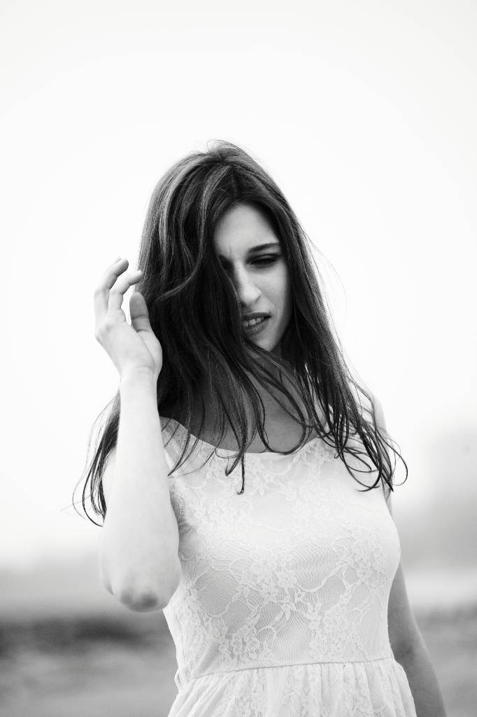 Frau streicht Haare vom Gesicht