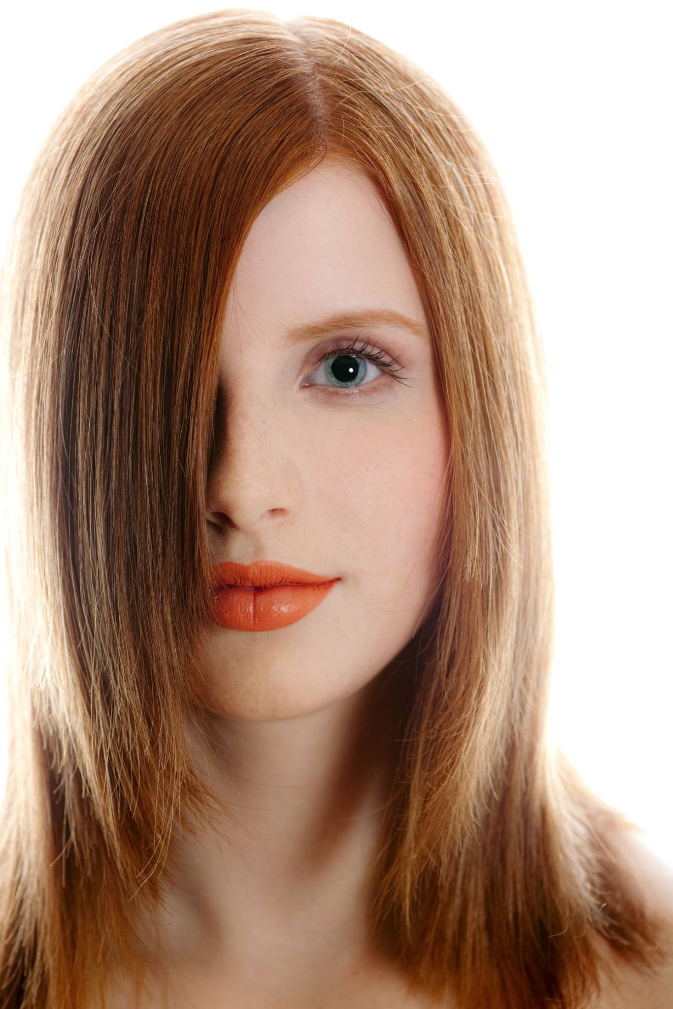 Frau, Beauty-Portrait, rote Lippen, glattes rotes Haar