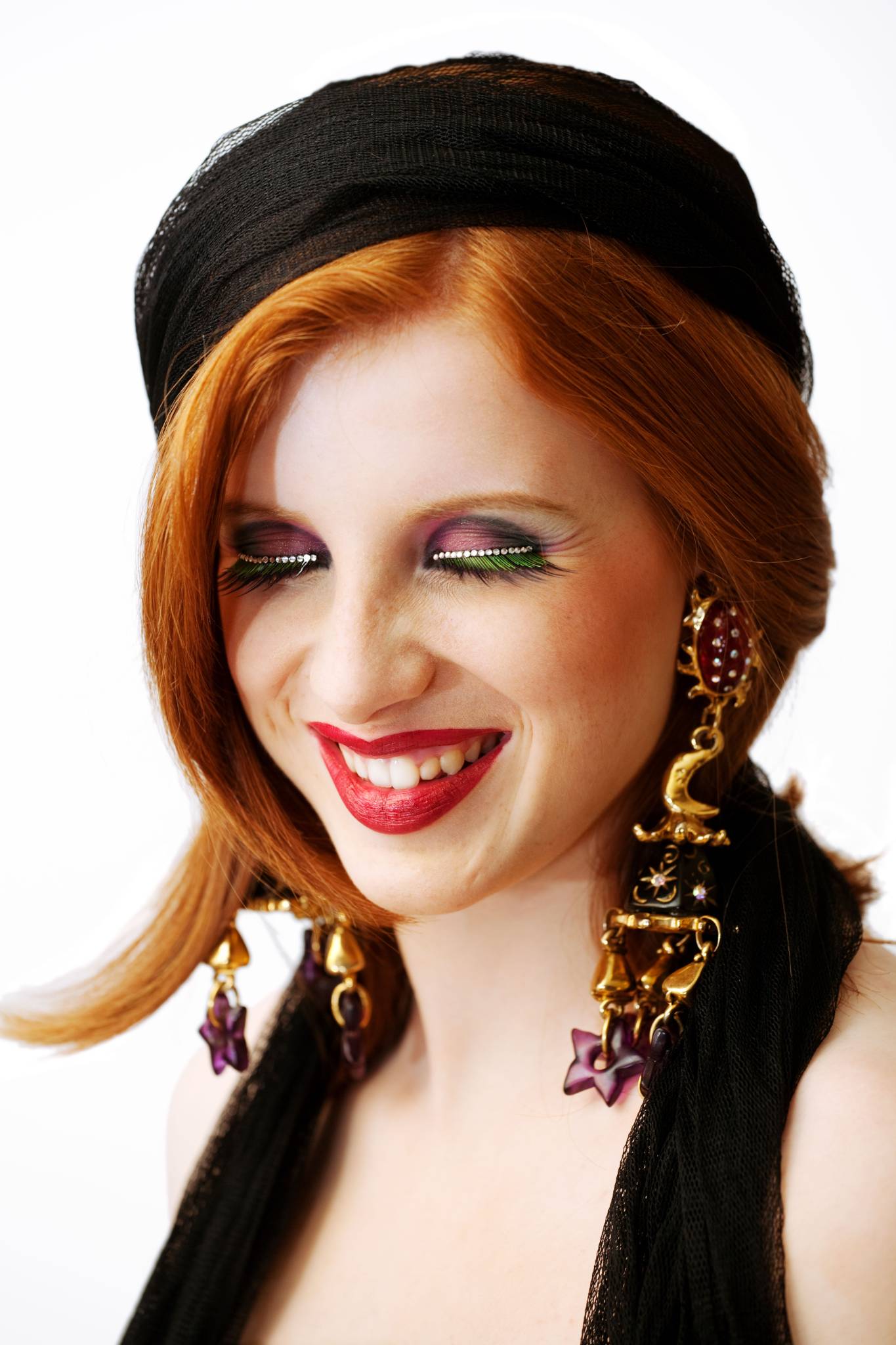 Frau lächelnd, rote Lippen, Schmuck, Wimpern, Beauty Portrait