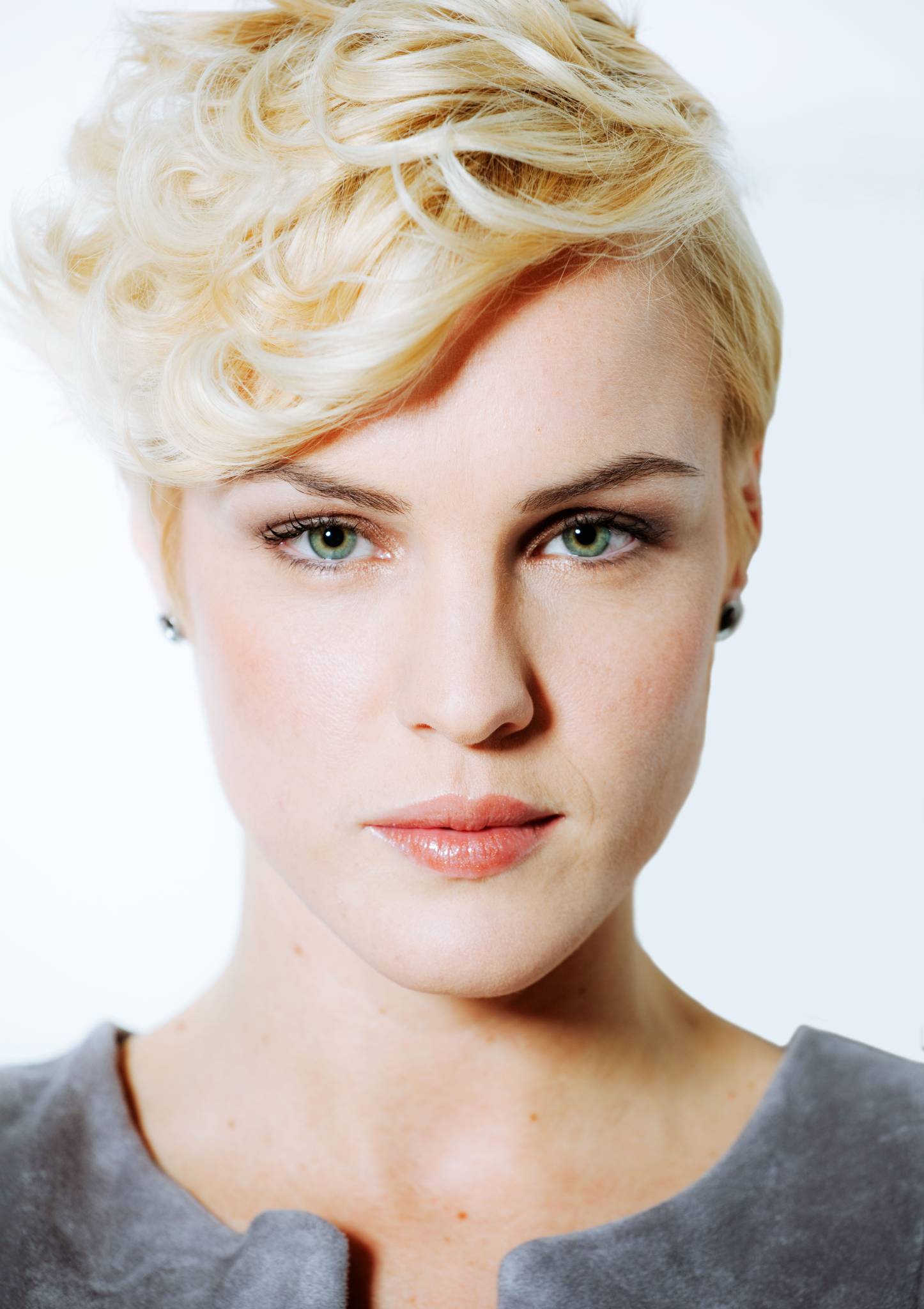 Frau, blond, kurze Haare, Locken