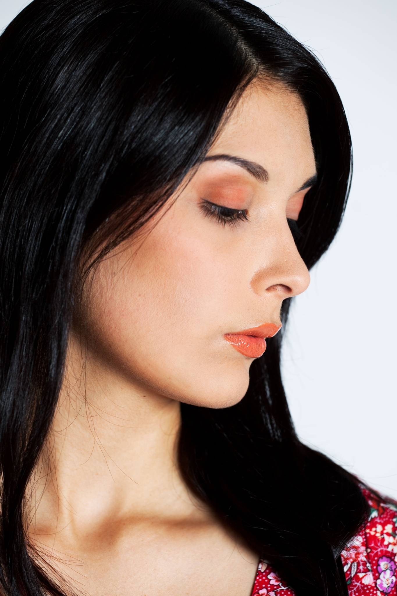 Frau, Beauty-Portrait, rote Lippen, dunkle Haare, Halbprofil