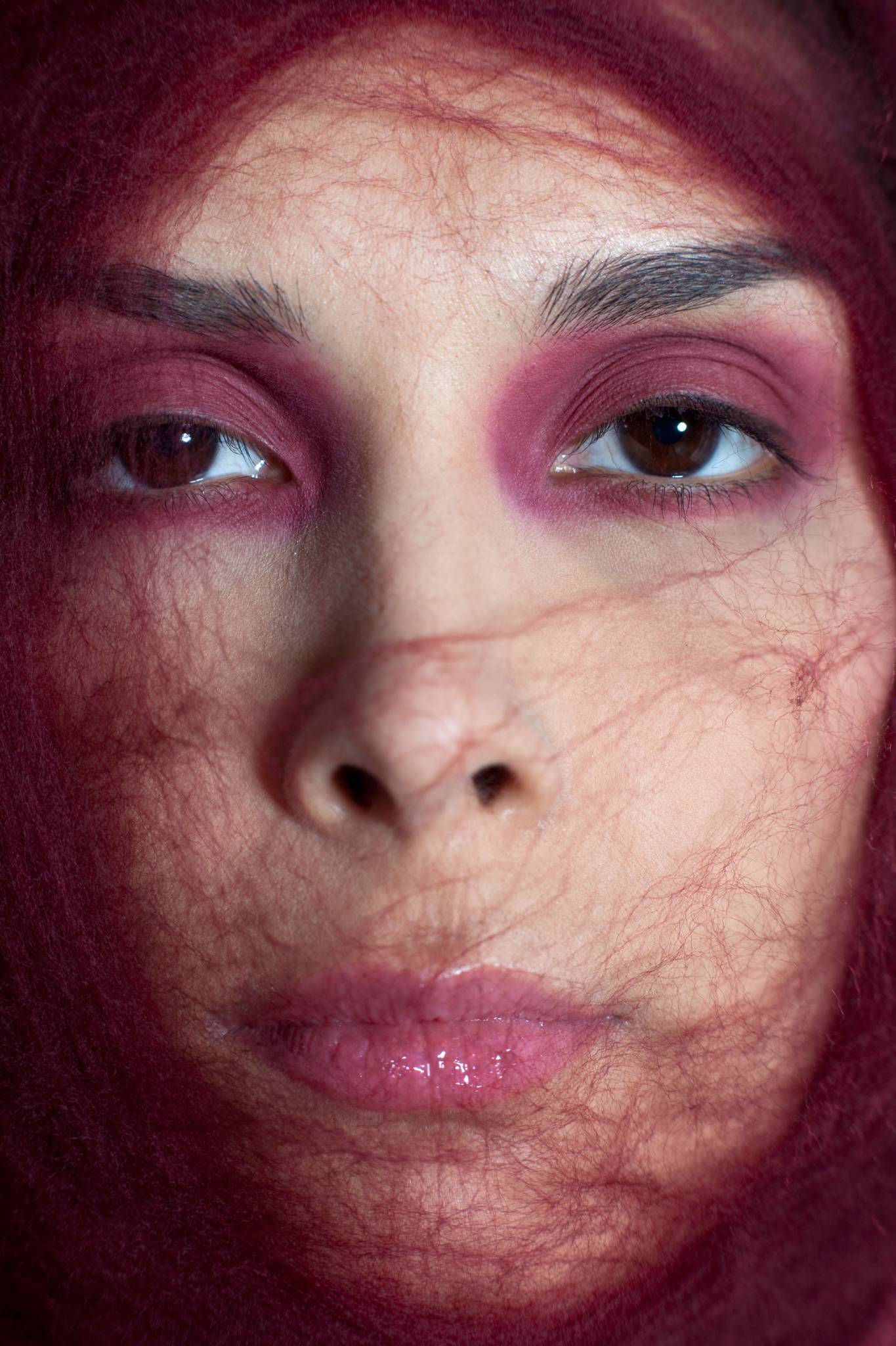 Frau mit Schleier und lila Lidschatten, Lippgloss