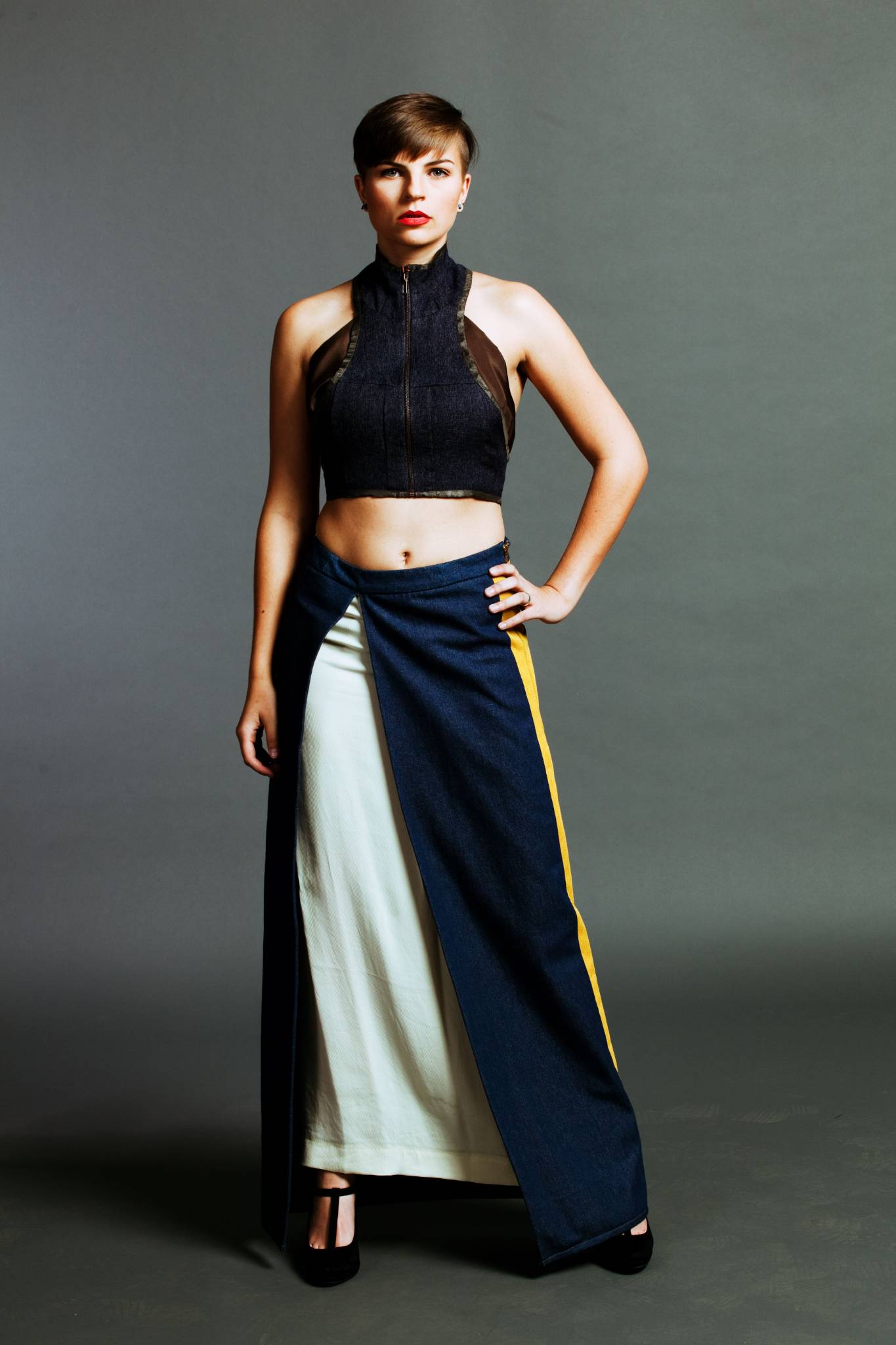 Model in bauchfreiem Oberteil, Rock, gehend