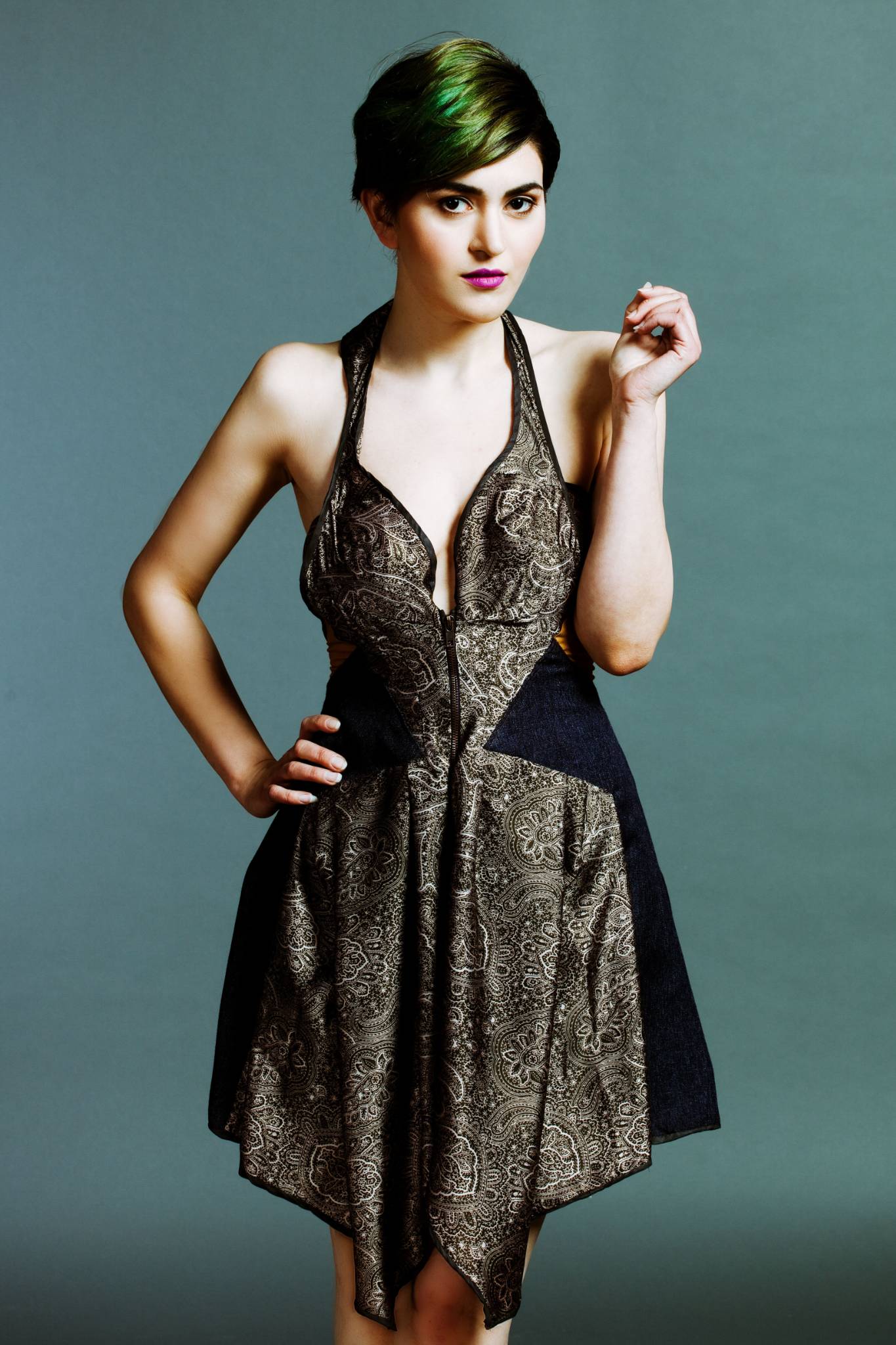 Model in Kleid, grüne Haare