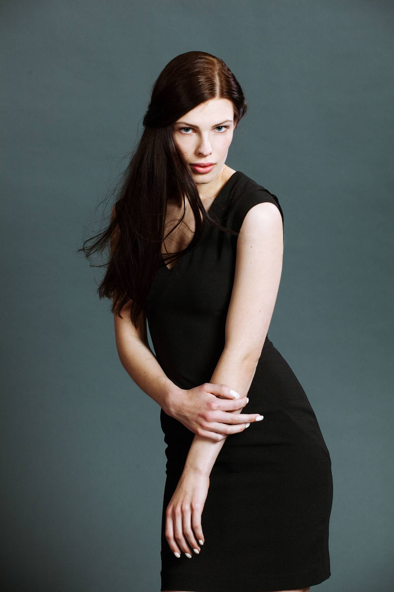 Model im schwarzen Kleid