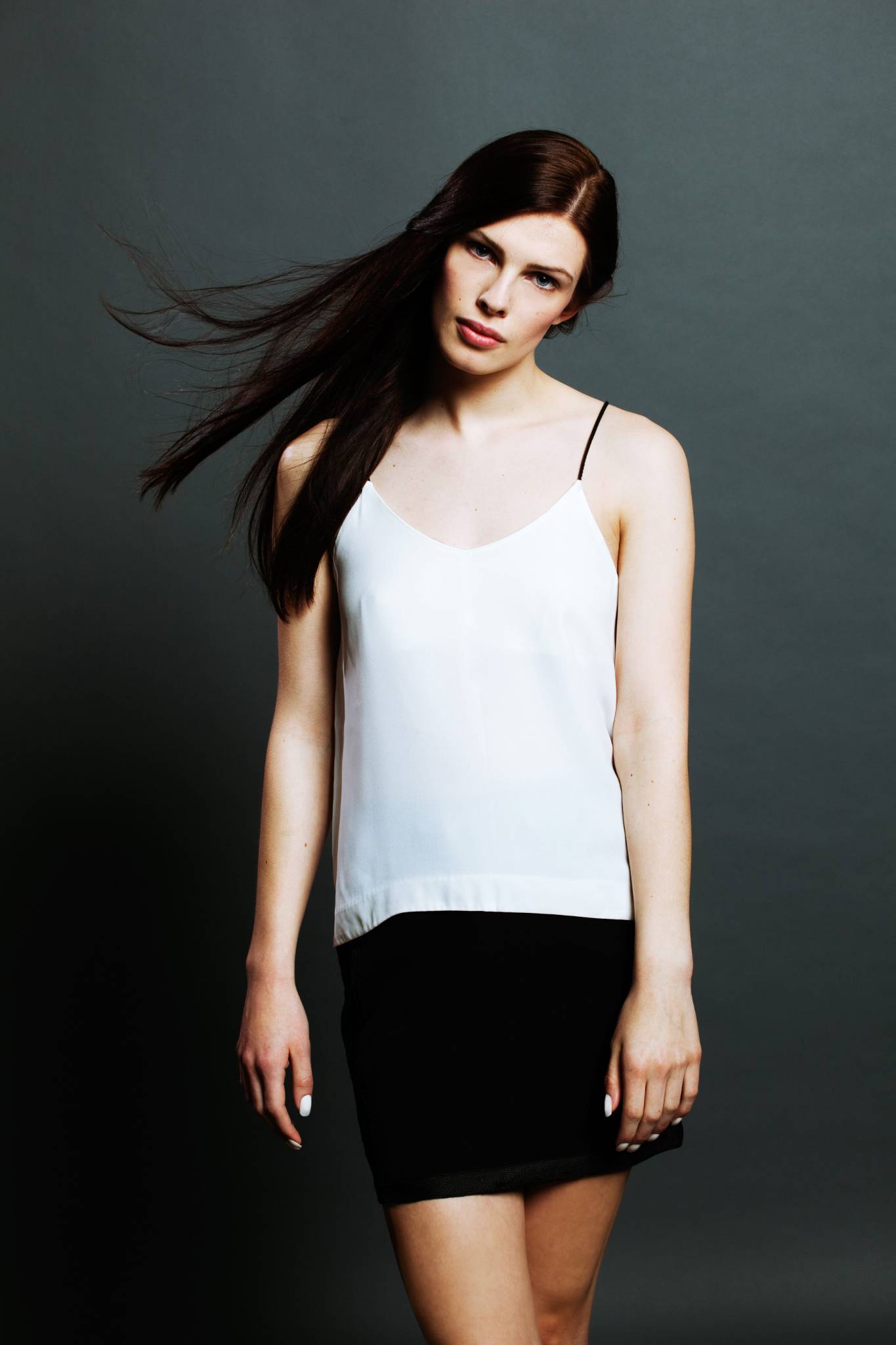 Model in weißem Top, Rock