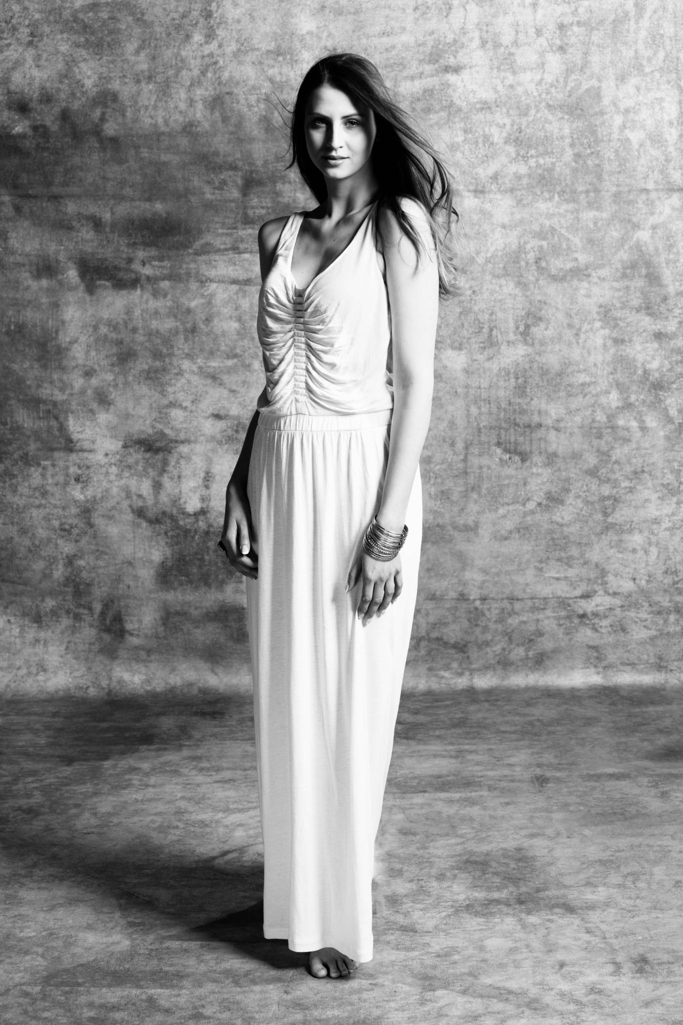 Mode in langem weißen Kleid