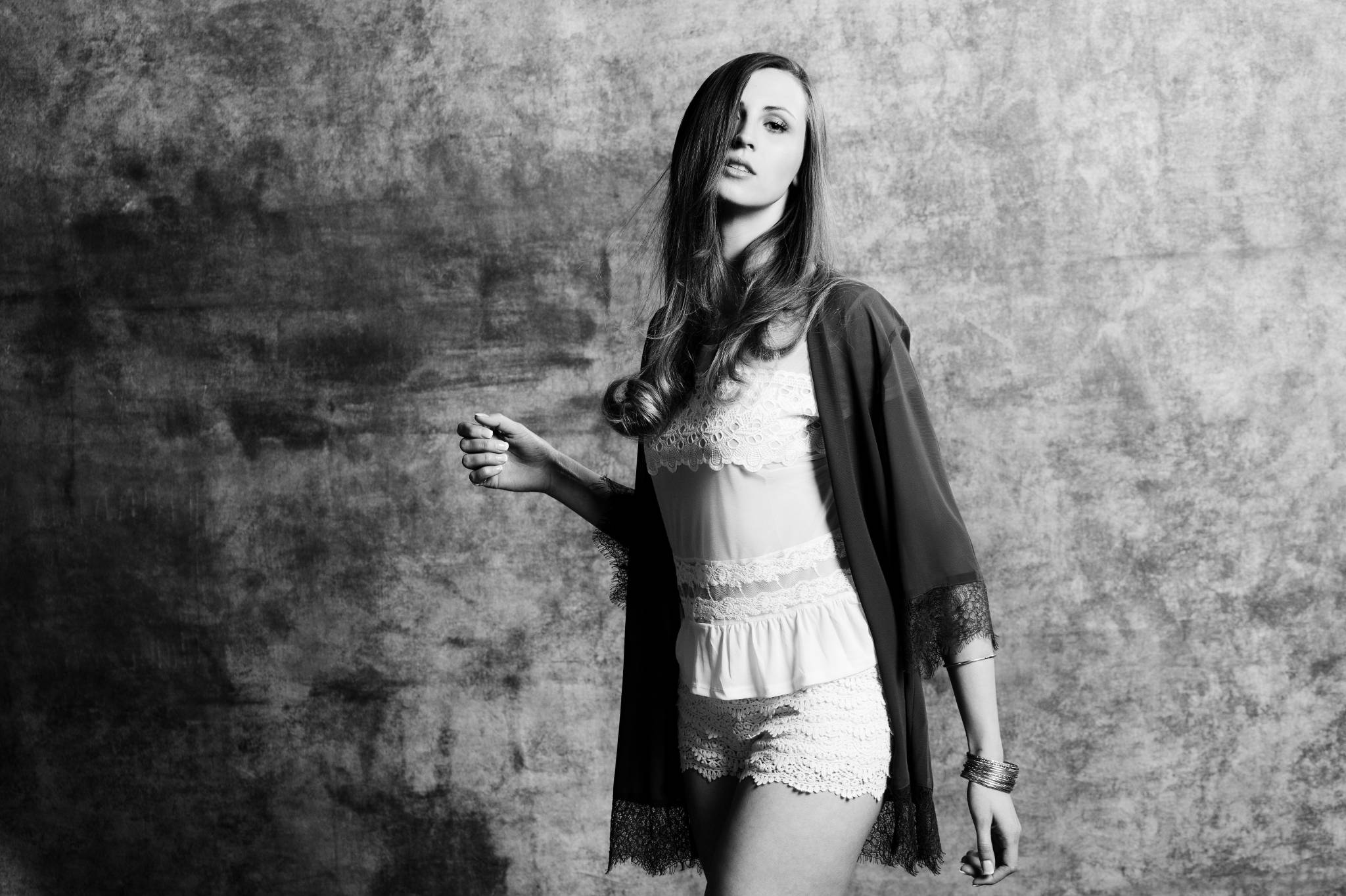 Model im Kaftan, Strickpants und Bluse