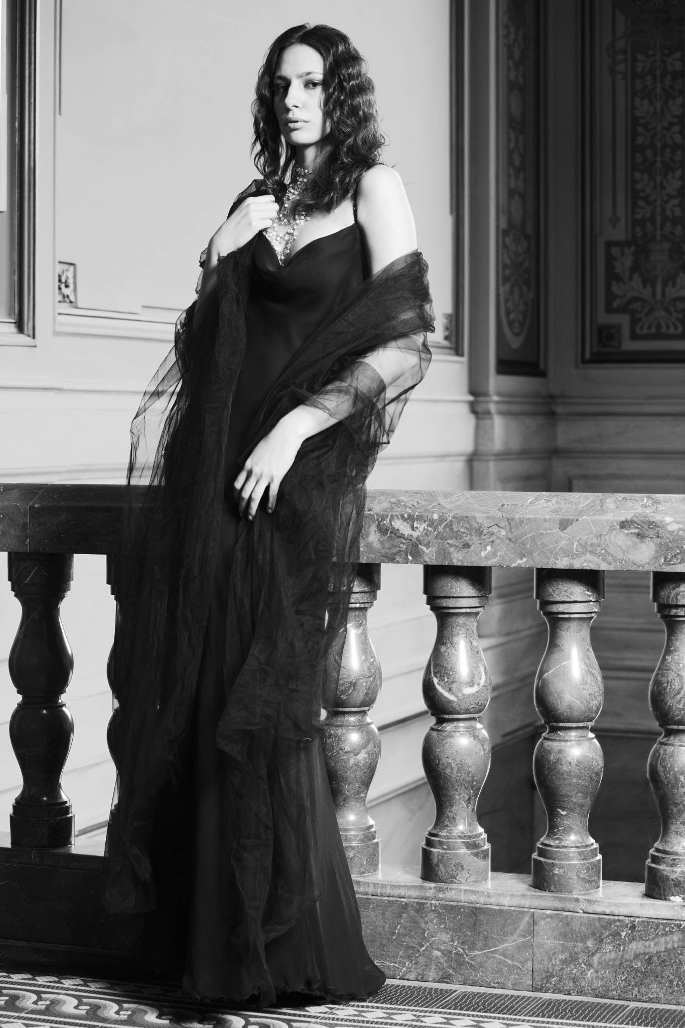 Frau im dunklem Abendkleid stehend