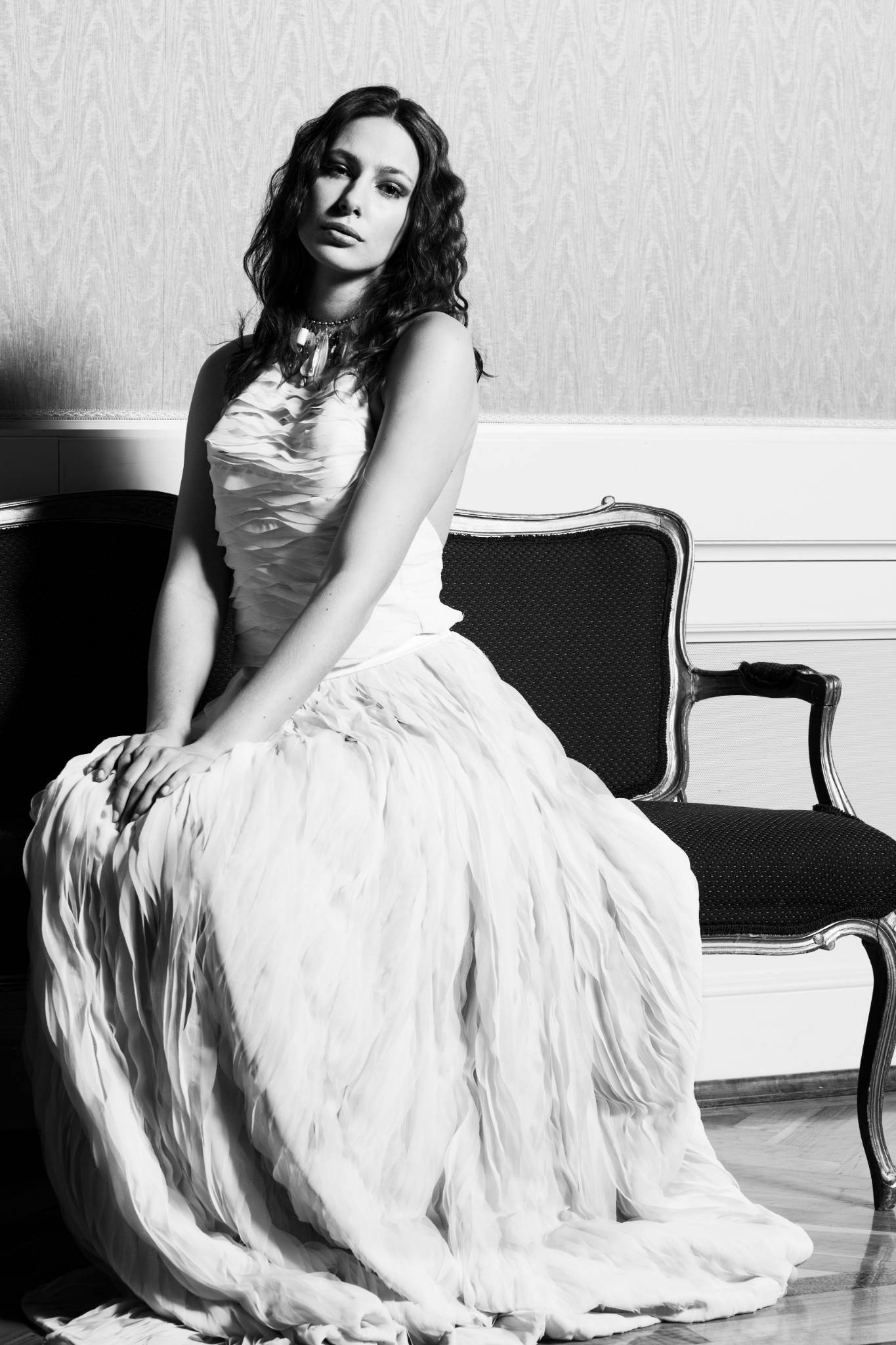 Frau im Hochzeitkleid auf Couch