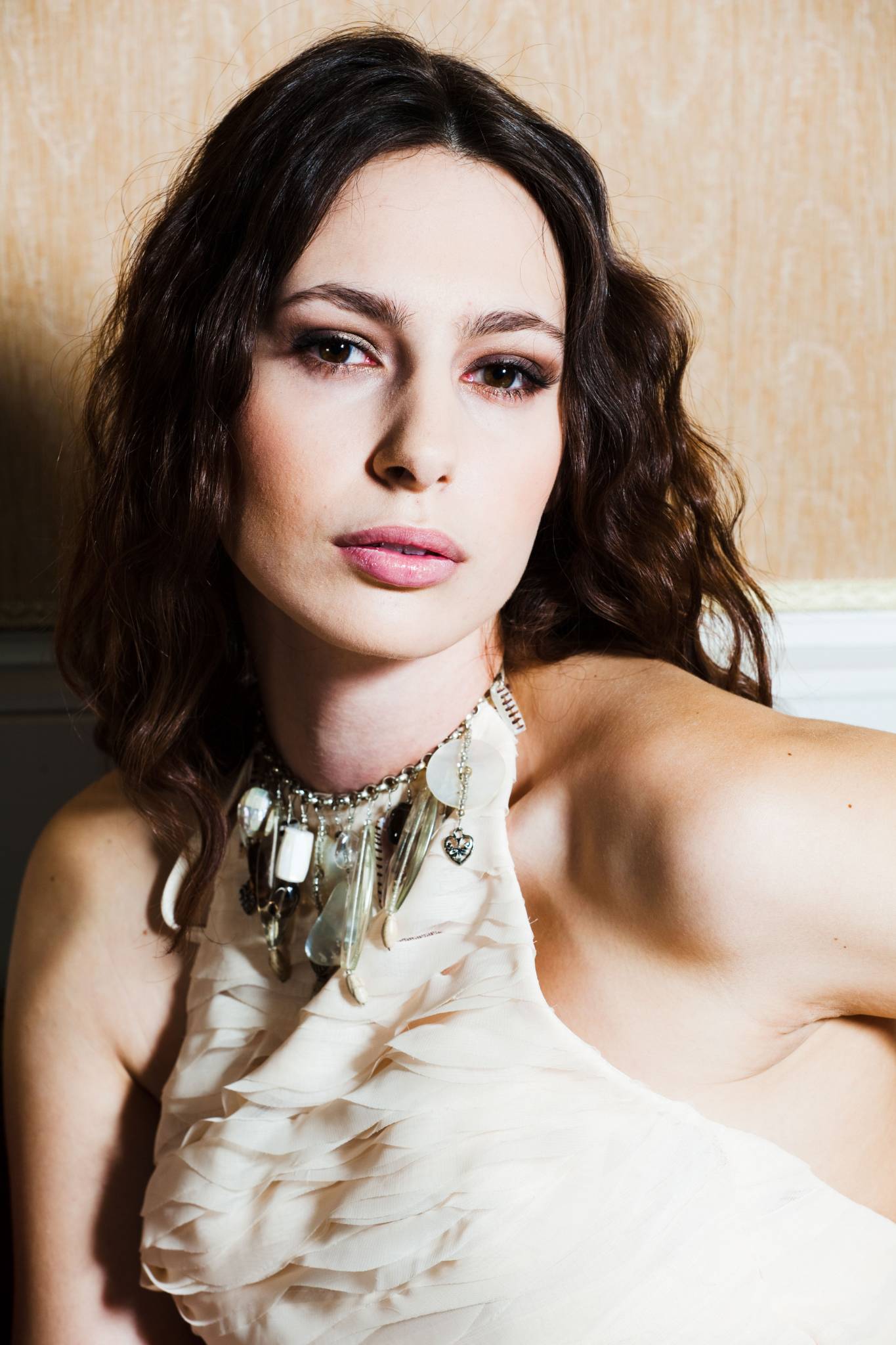 Portrait Model mit Kette