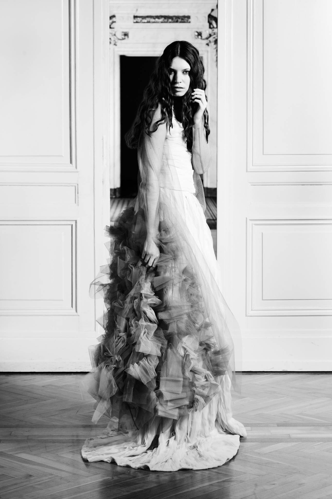 Frau im hellen Abendkleid stehend