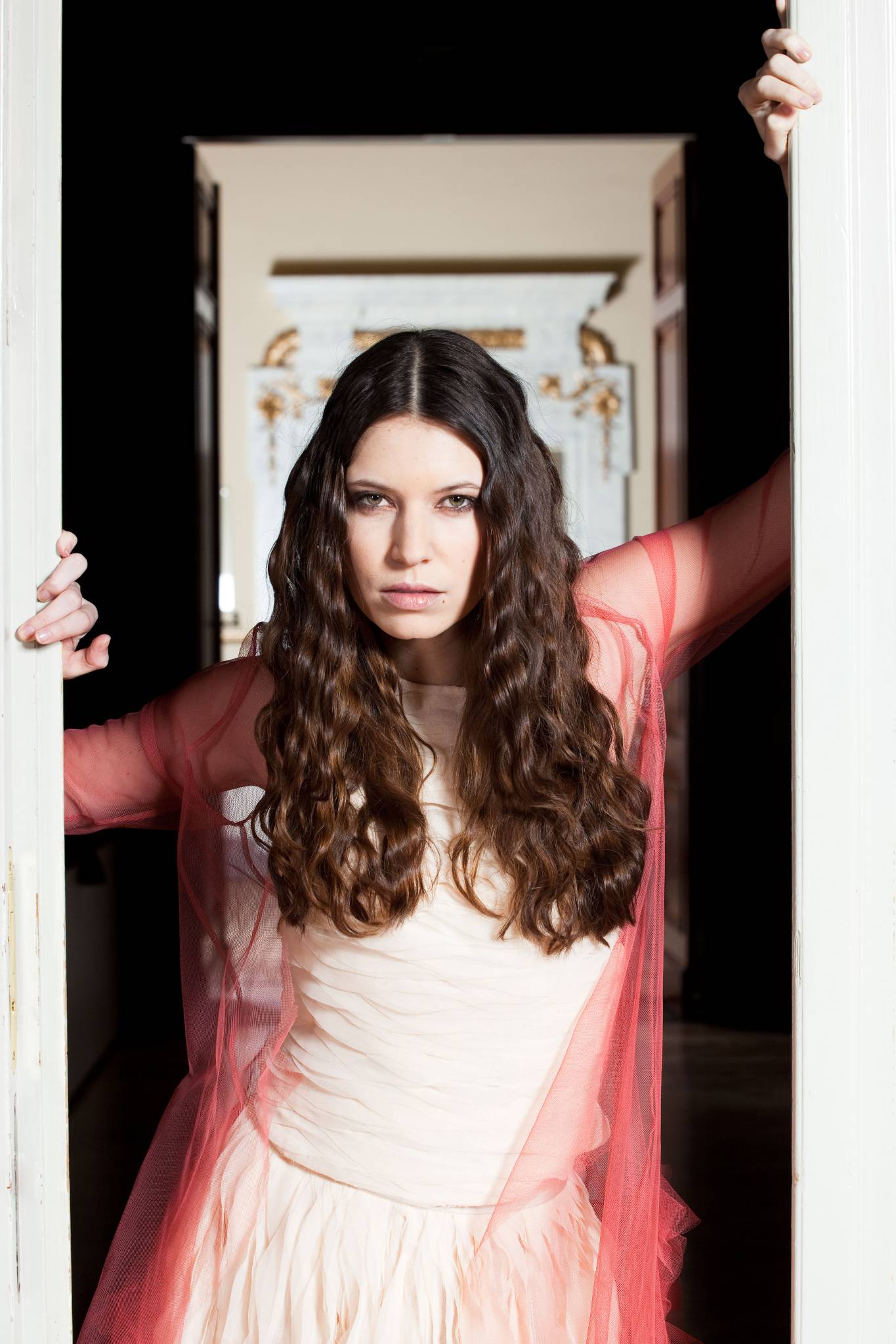 Frau im Ballkleid und Umhang