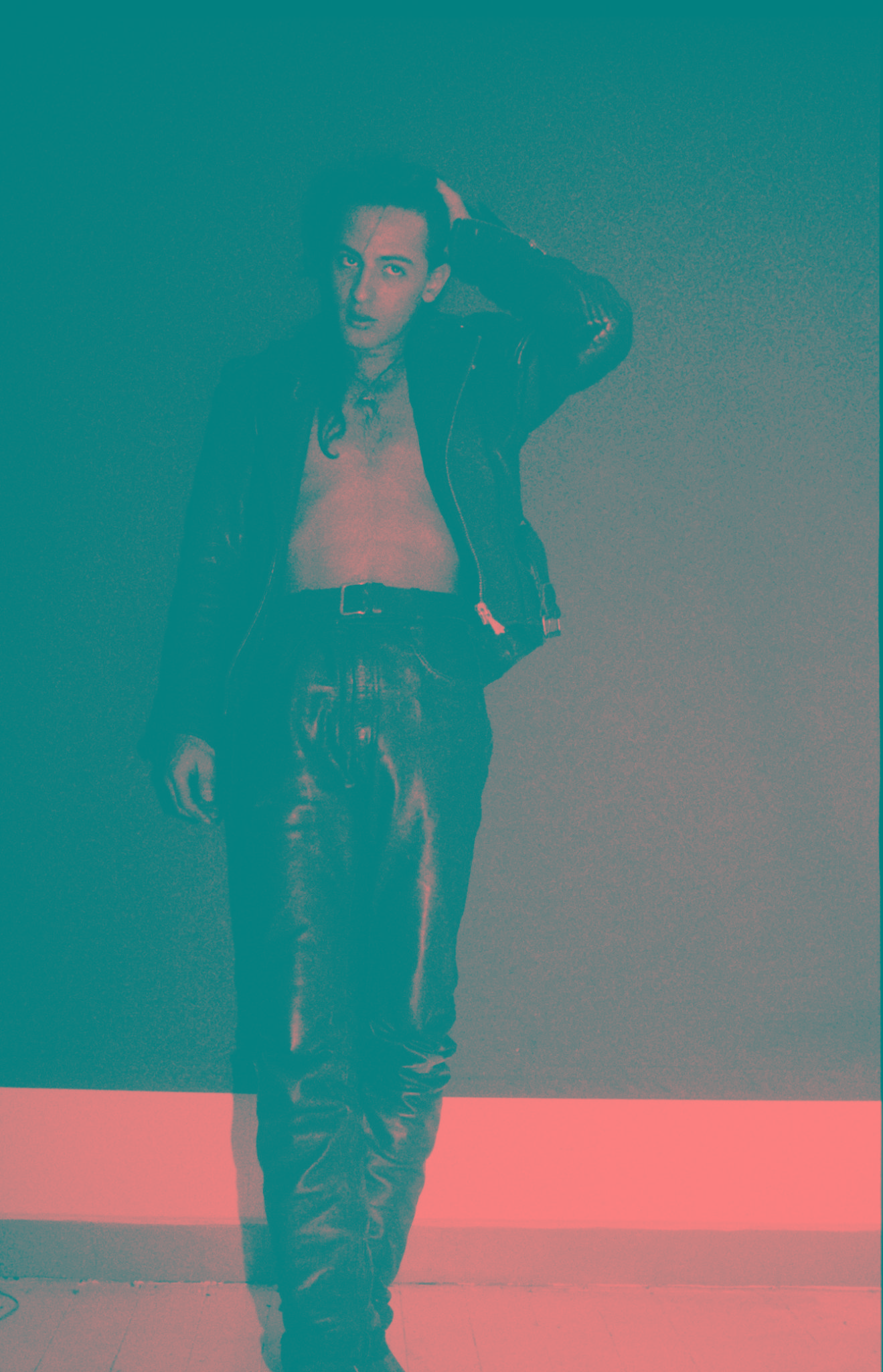 portrait mann in lederoutfit