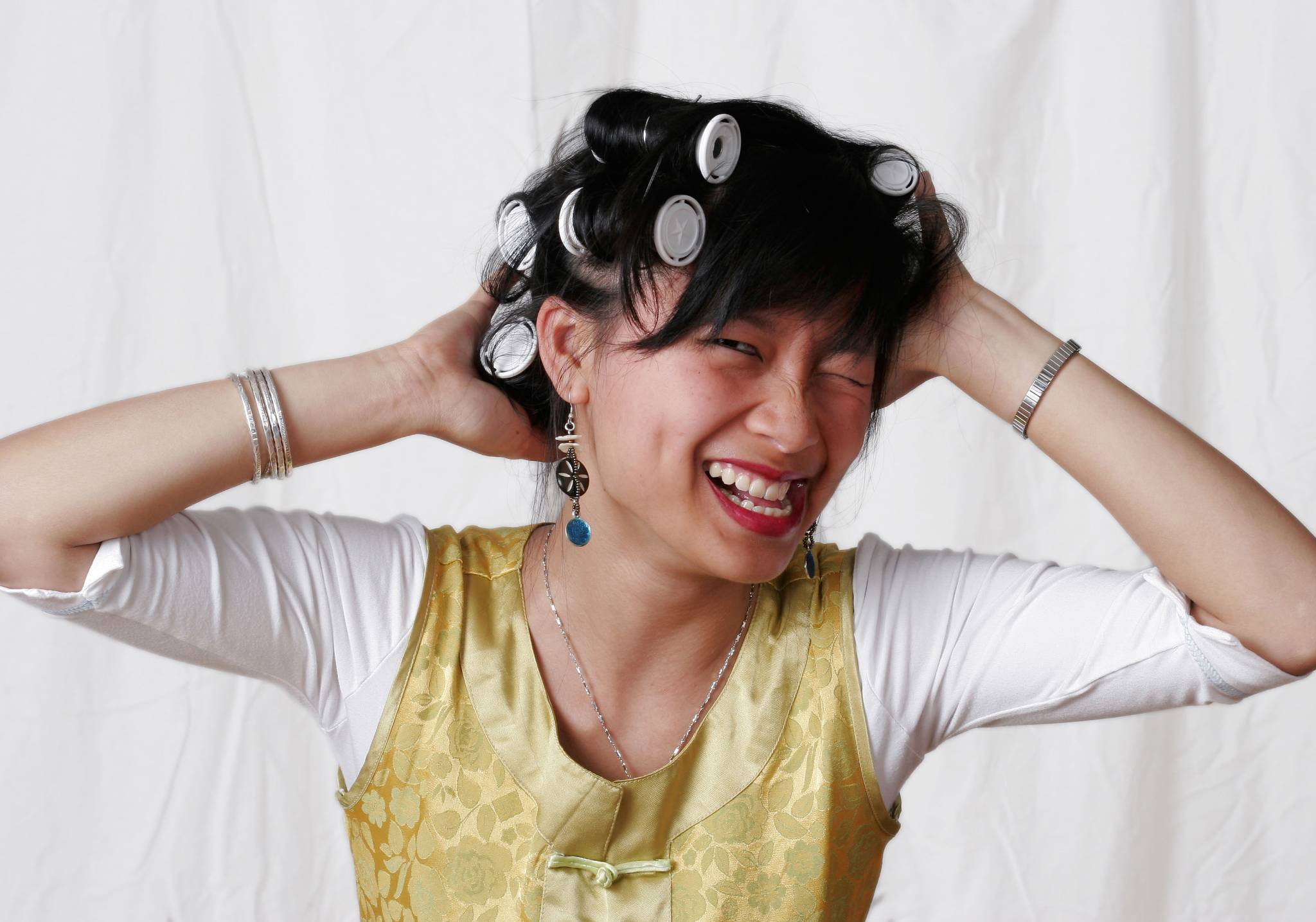 Lustige Vietnamesin mit Lockenwickler