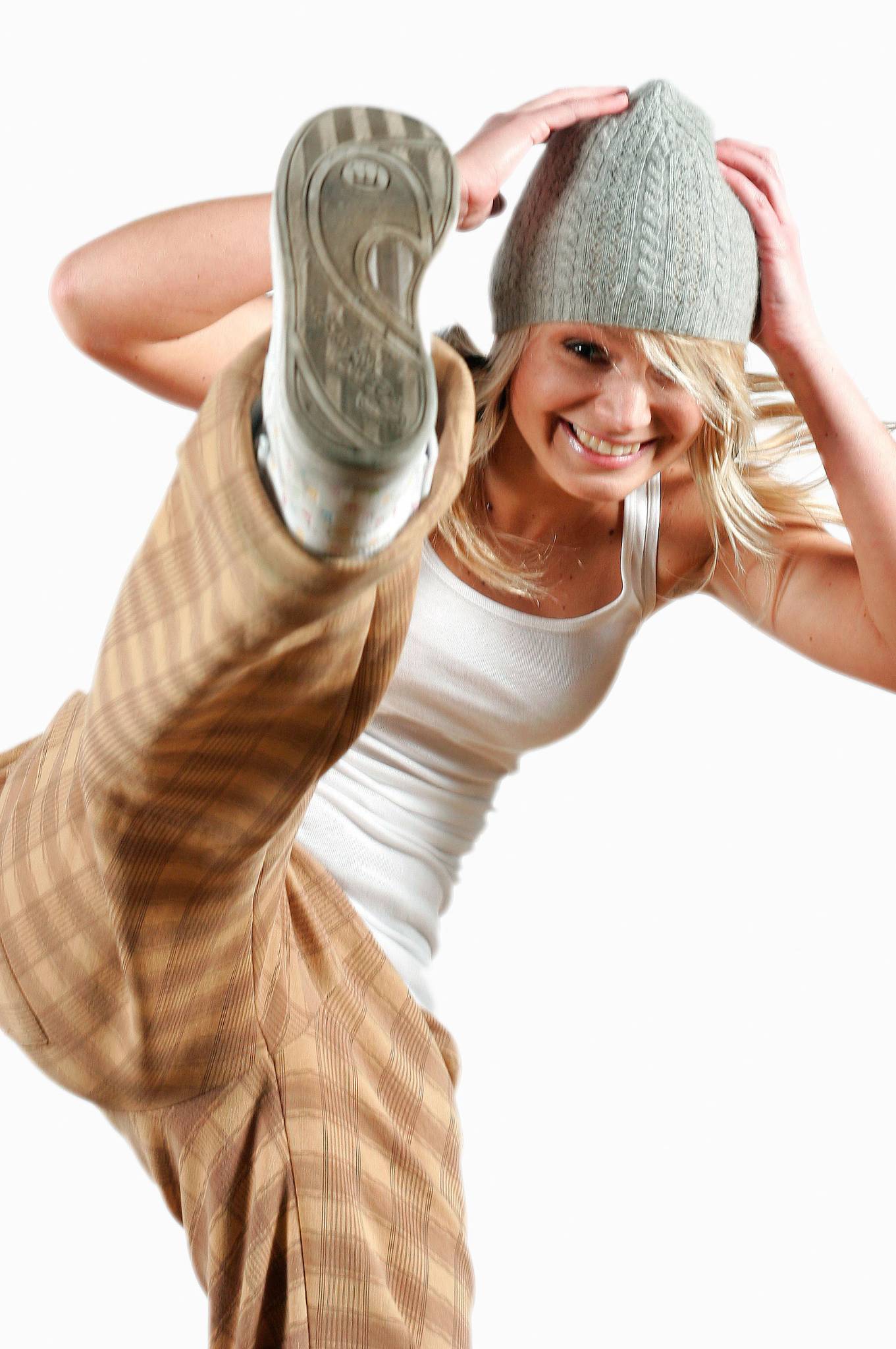 junge, blonde Frau tanzt Hip Hop Figur