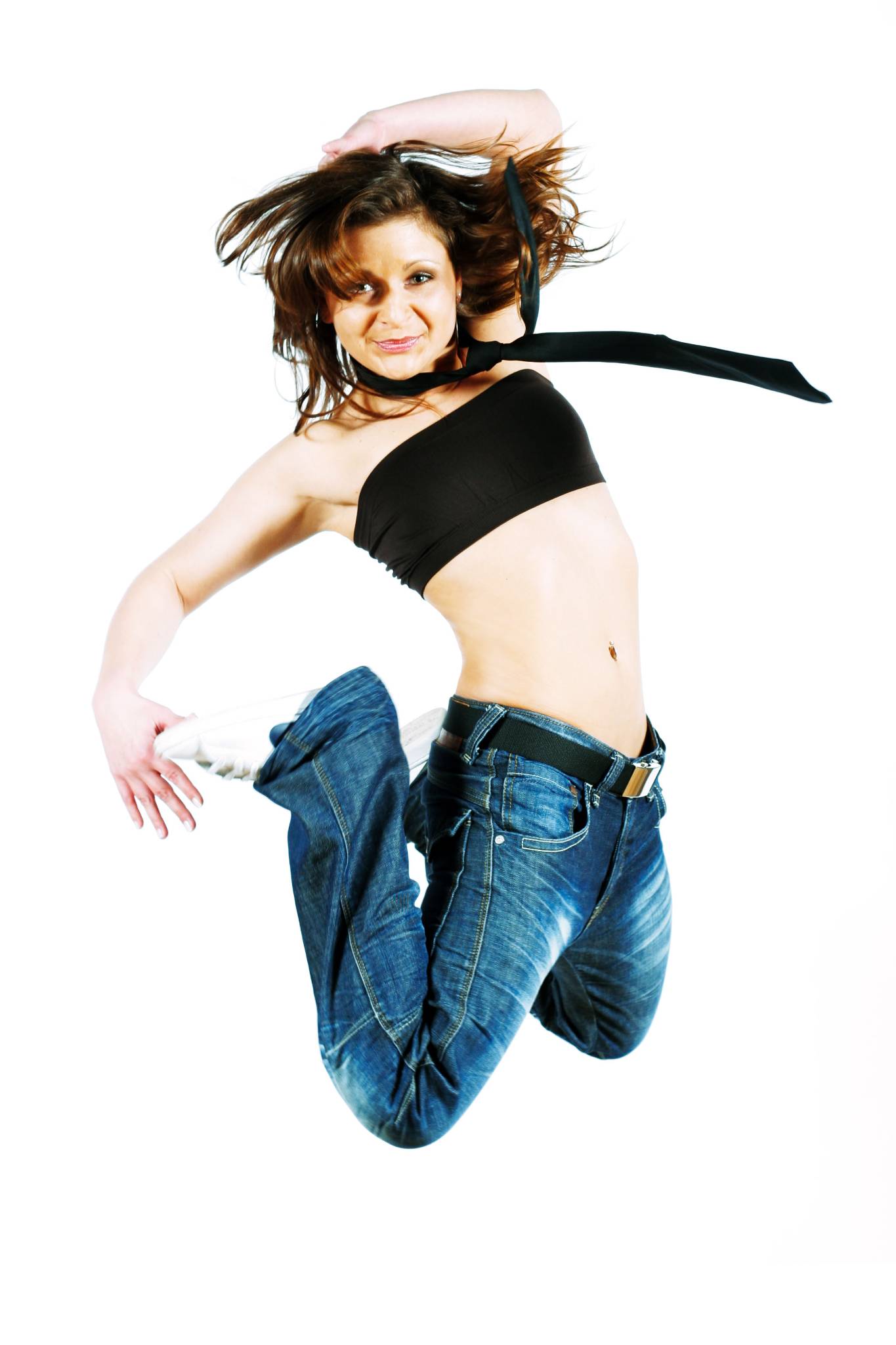 junge Frau springt akrobatisch