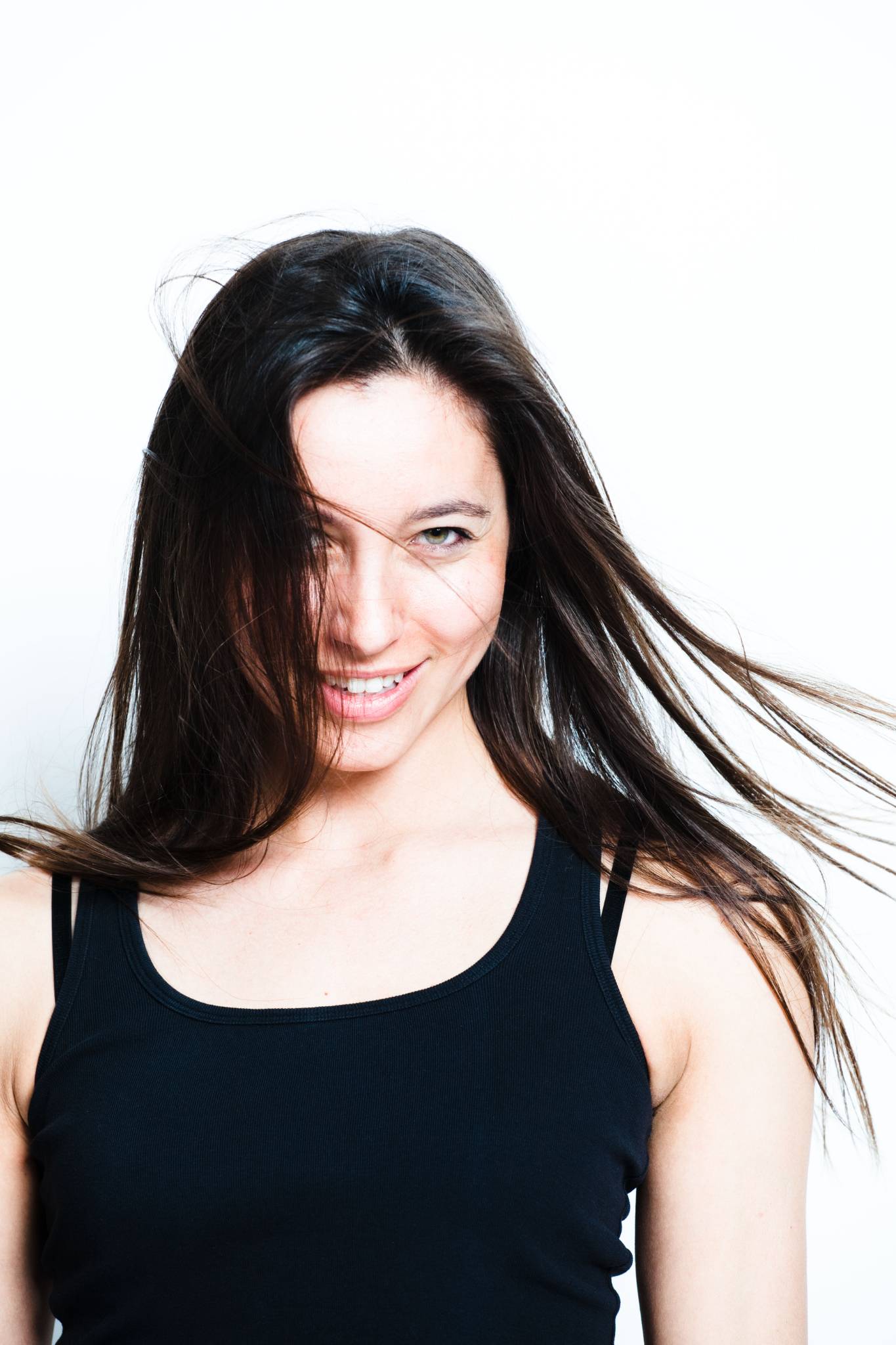 junge Frau mit wehenden Haaren