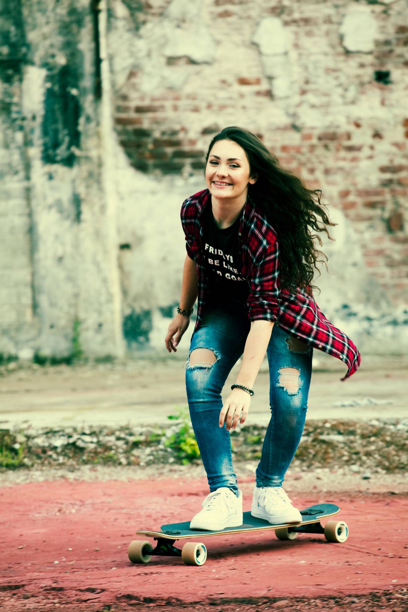 Skaterin im Holzfällerhemd und Jeans