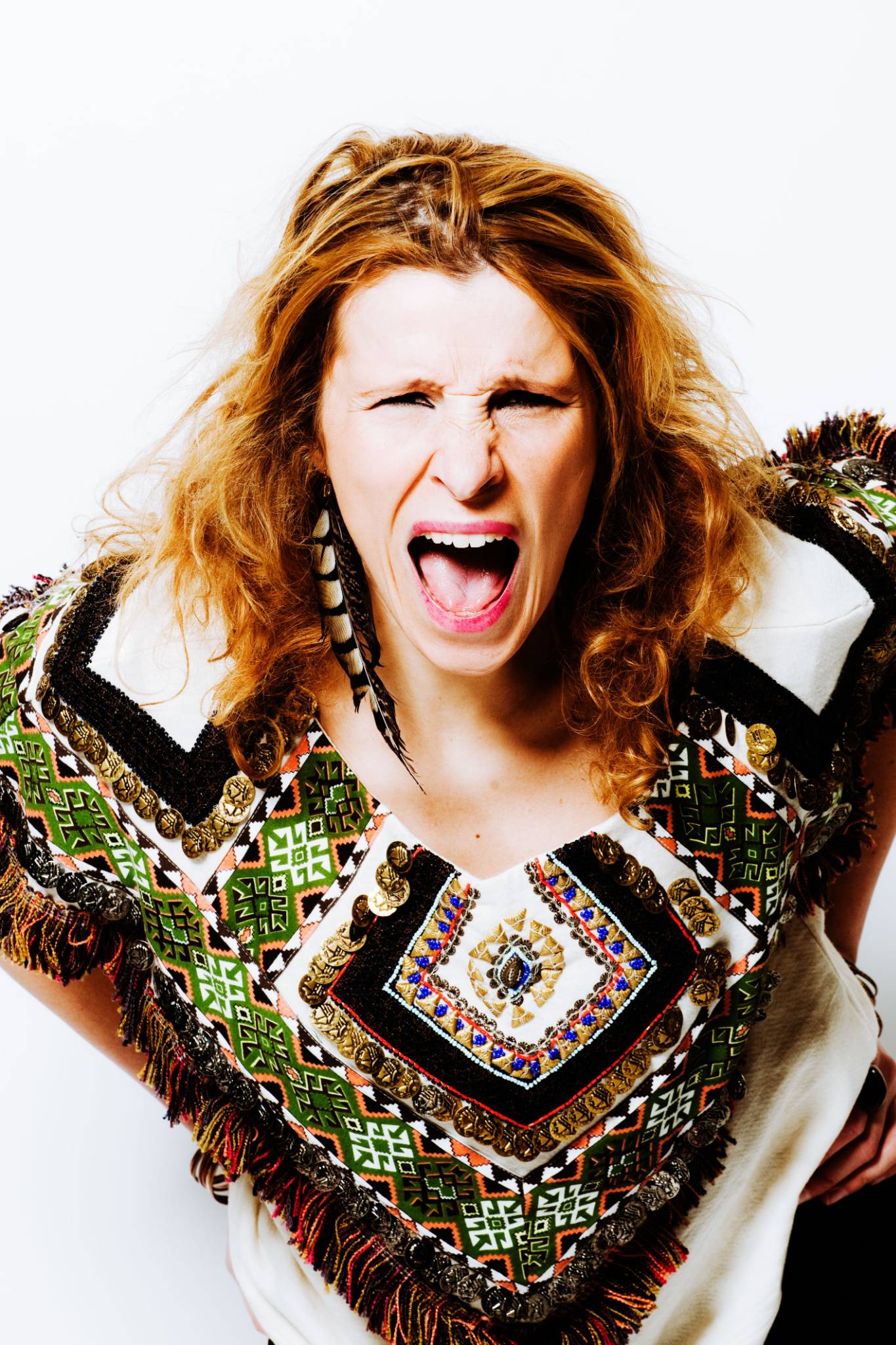 Frau mit roten Haaren schreit