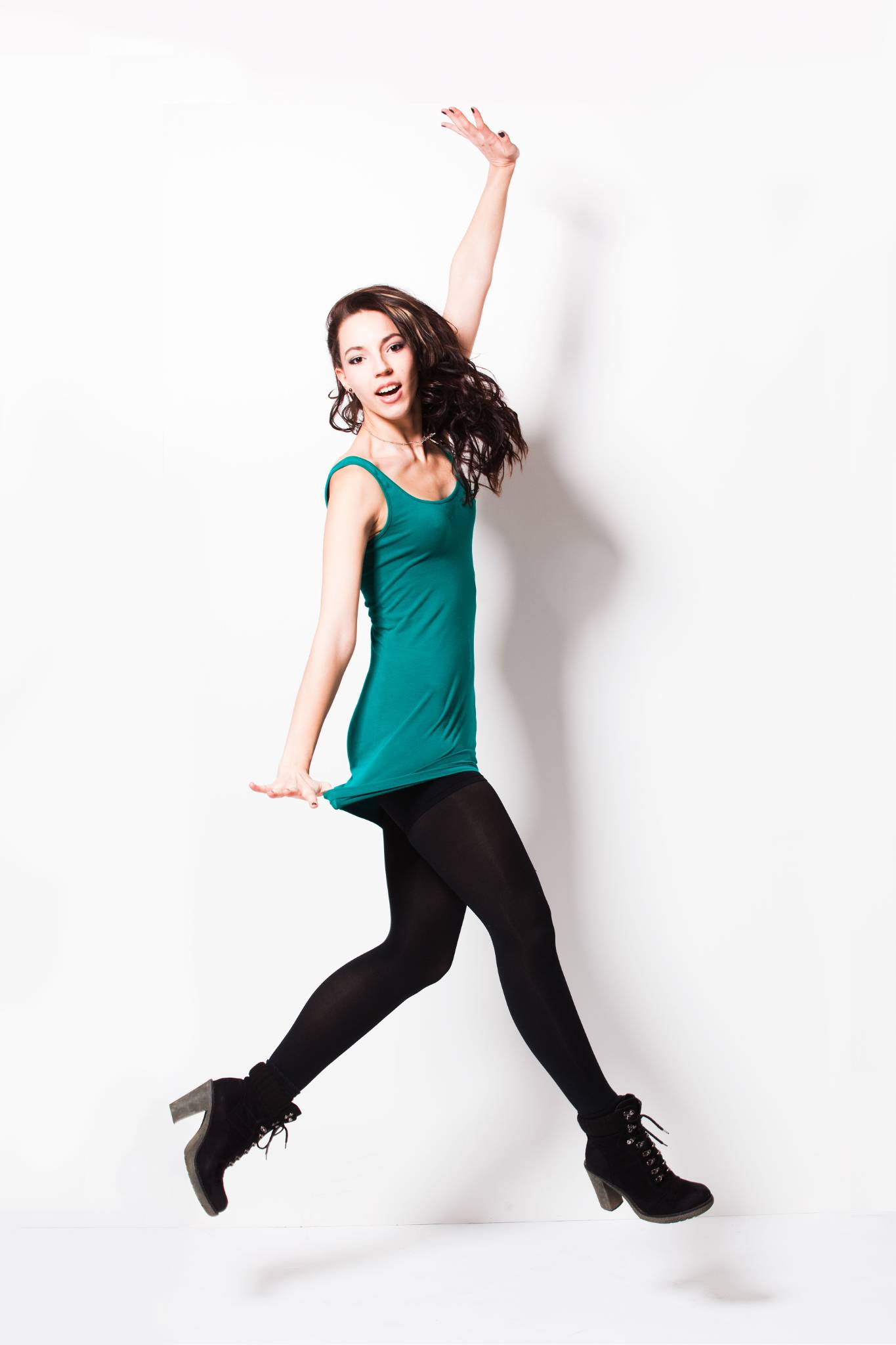 junge Frau im grünen Top springt