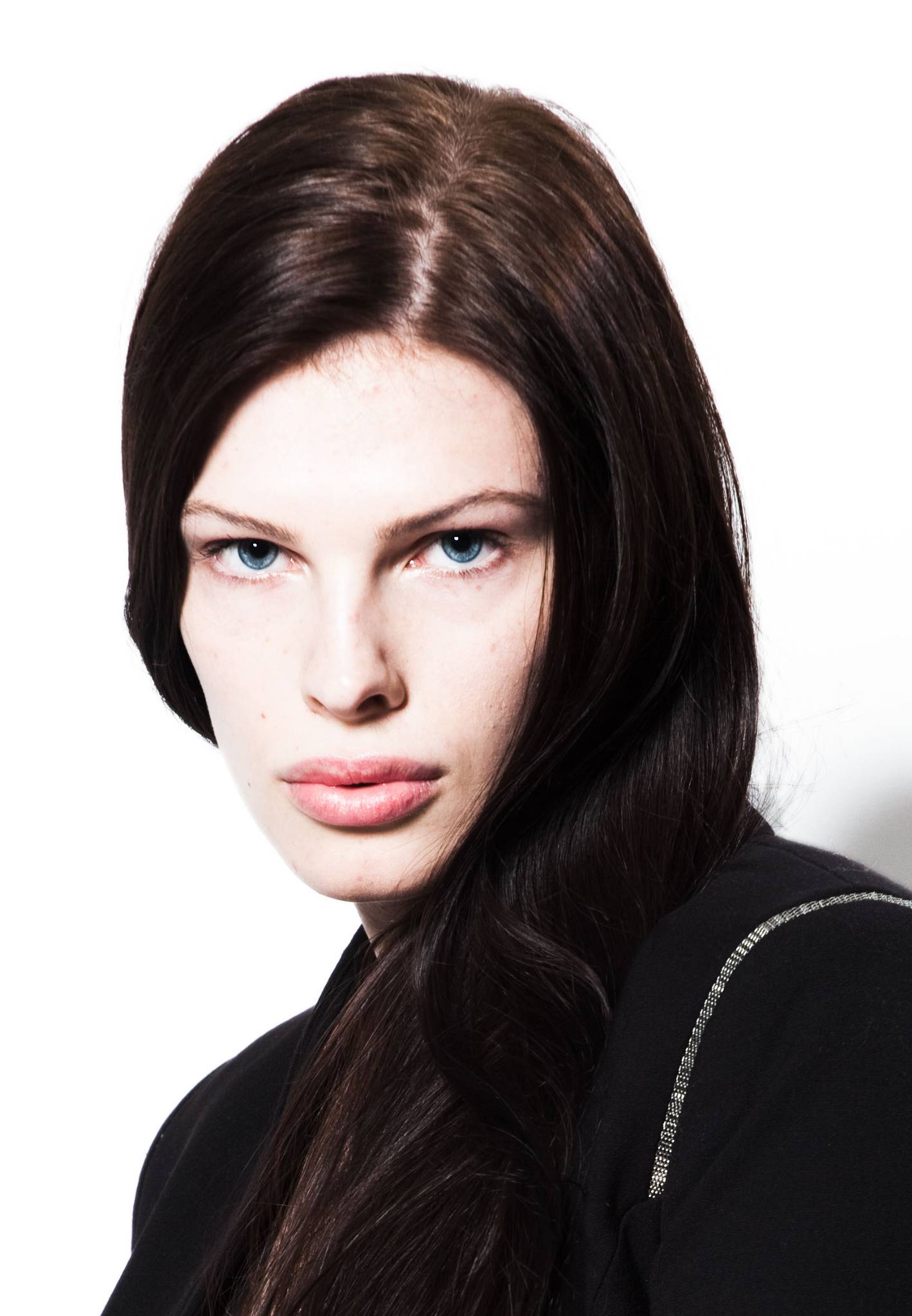 Junge Frau mit stahlblauen Augen, Portrait