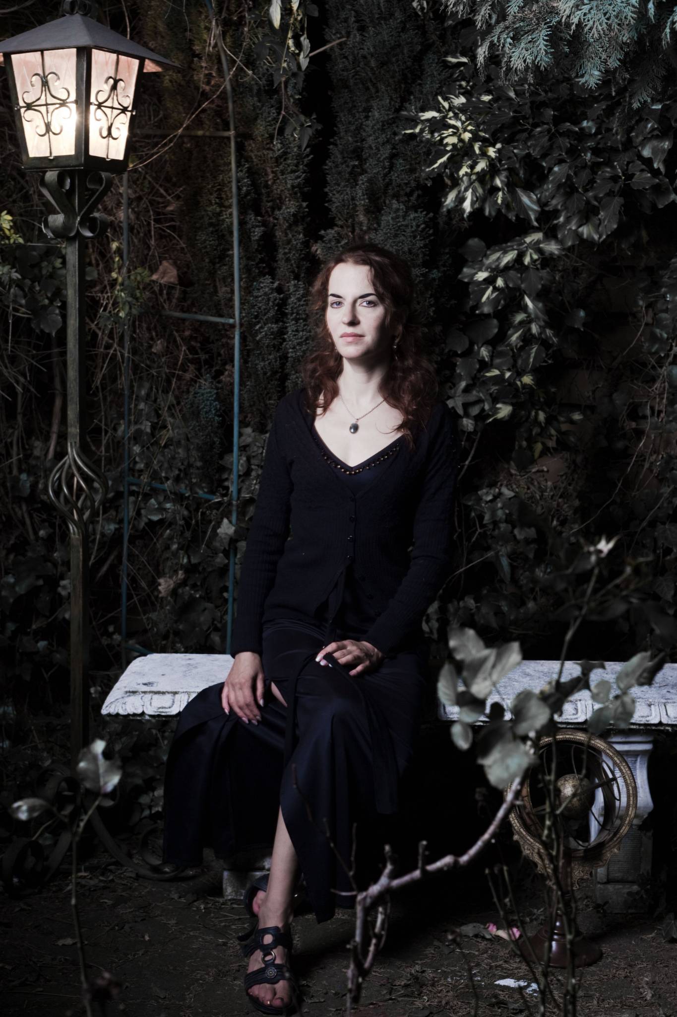 Frau sitzend im dunklen Garten, viktorianischer Stil