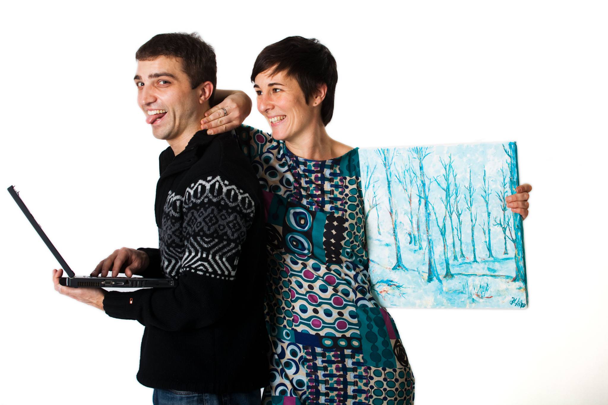 junges Paar mit Laptop und Gemälde